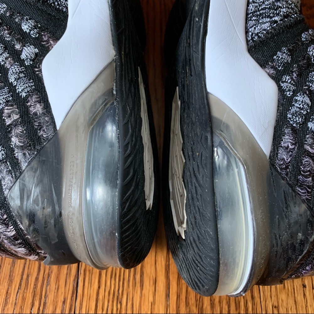 Nike Lebron XVII 17 Lakers In the Arena Oreo Black White Shoes 7Y/ Women’s 8.5 - Picture 9 of 10